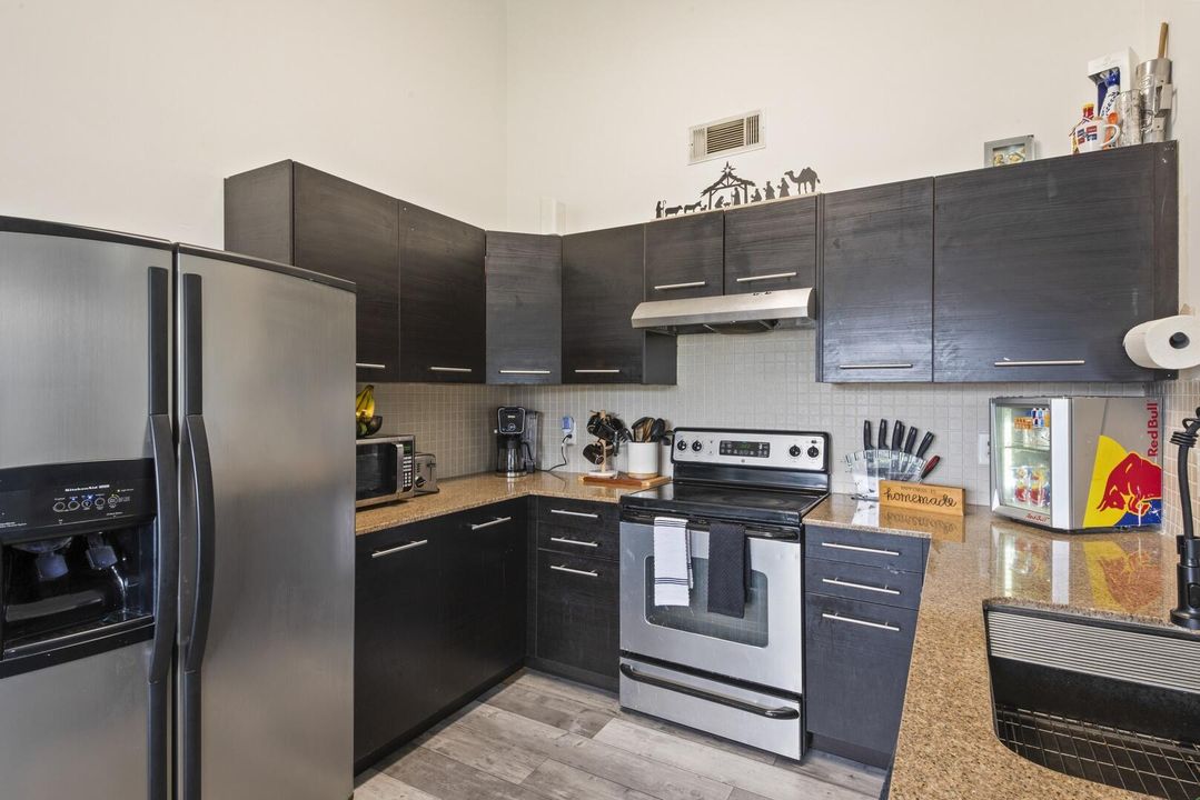 For Sale: $389,900 (2 beds, 1 baths, 990 Square Feet)
