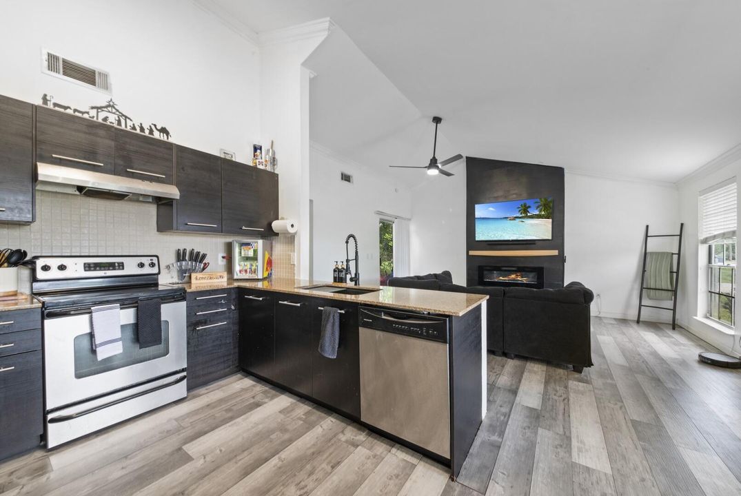 For Sale: $389,900 (2 beds, 1 baths, 990 Square Feet)