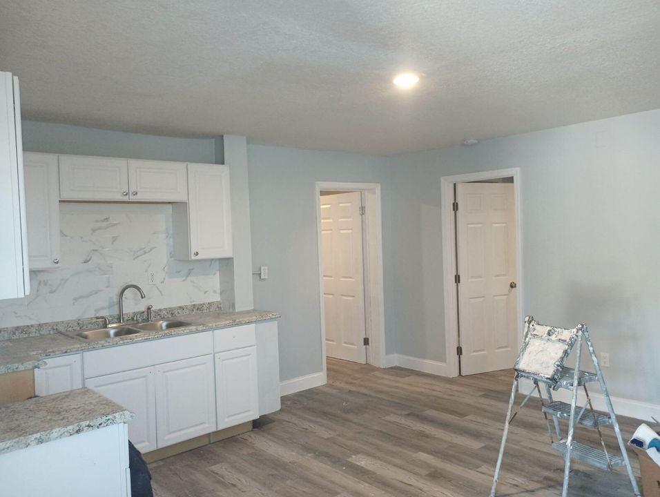 For Rent: $1,400 (2 beds, 1 baths, 700 Square Feet)