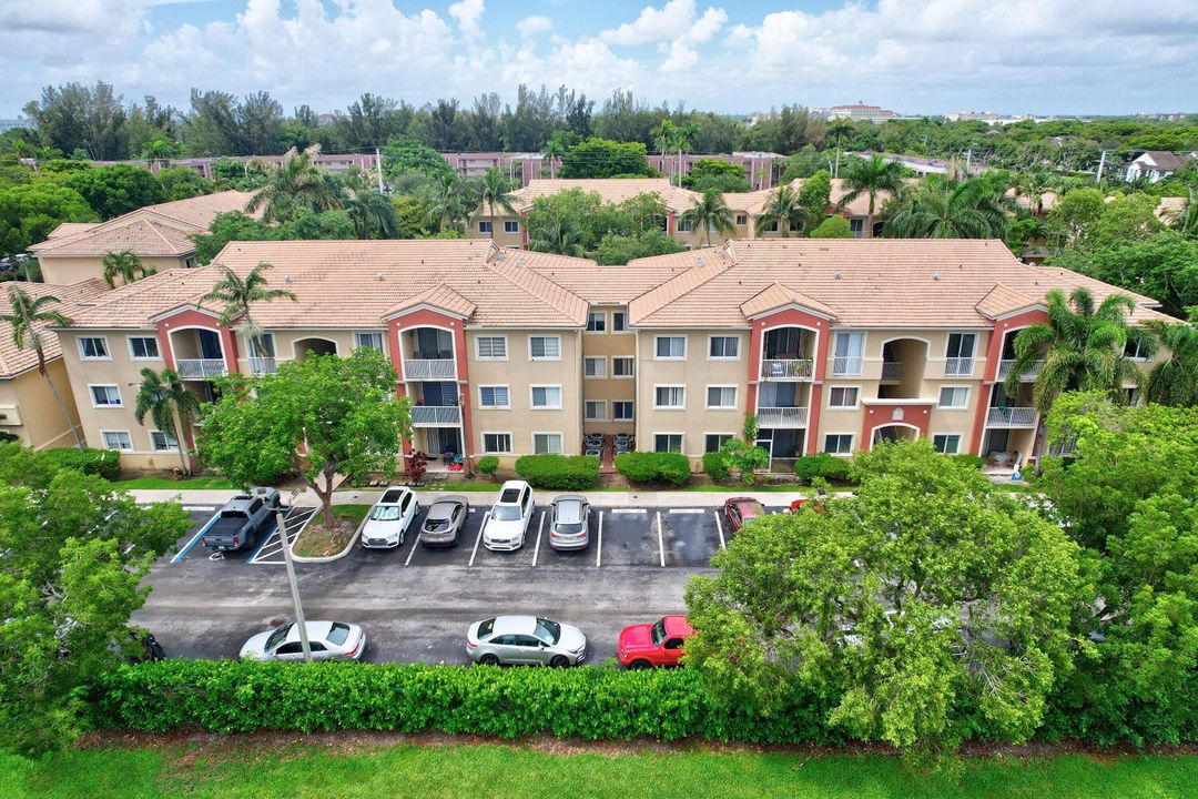 For Sale: $399,000 (3 beds, 2 baths, 1247 Square Feet)