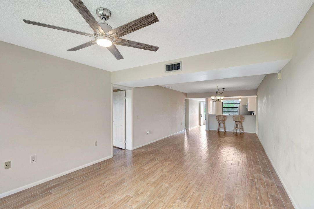 Active With Contract: $265,000 (2 beds, 2 baths, 1385 Square Feet)