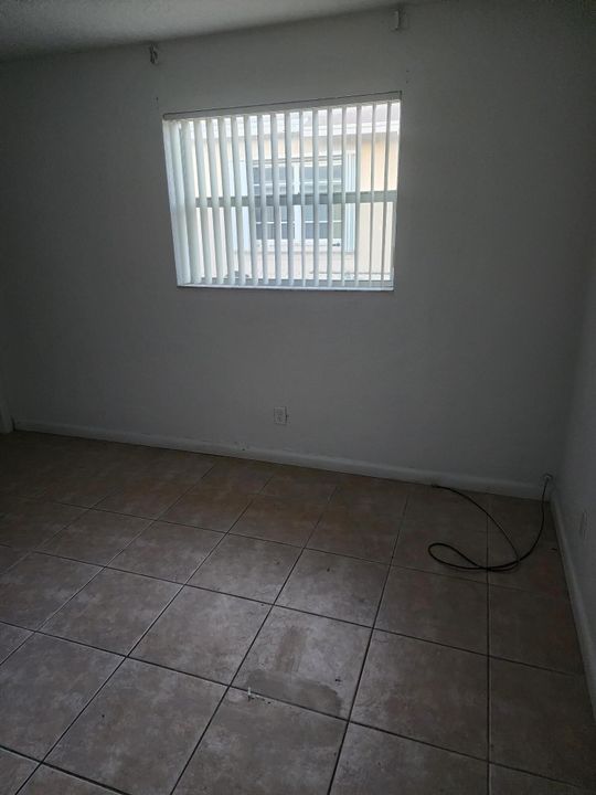 For Rent: $2,300 (3 beds, 1 baths, 1044 Square Feet)