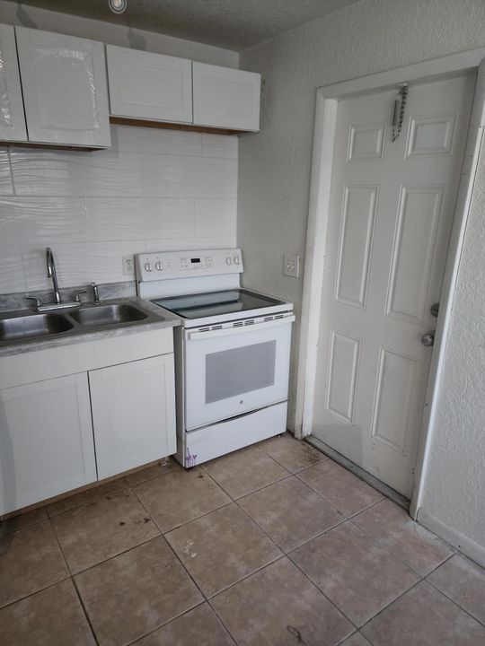 For Rent: $2,300 (3 beds, 1 baths, 1044 Square Feet)