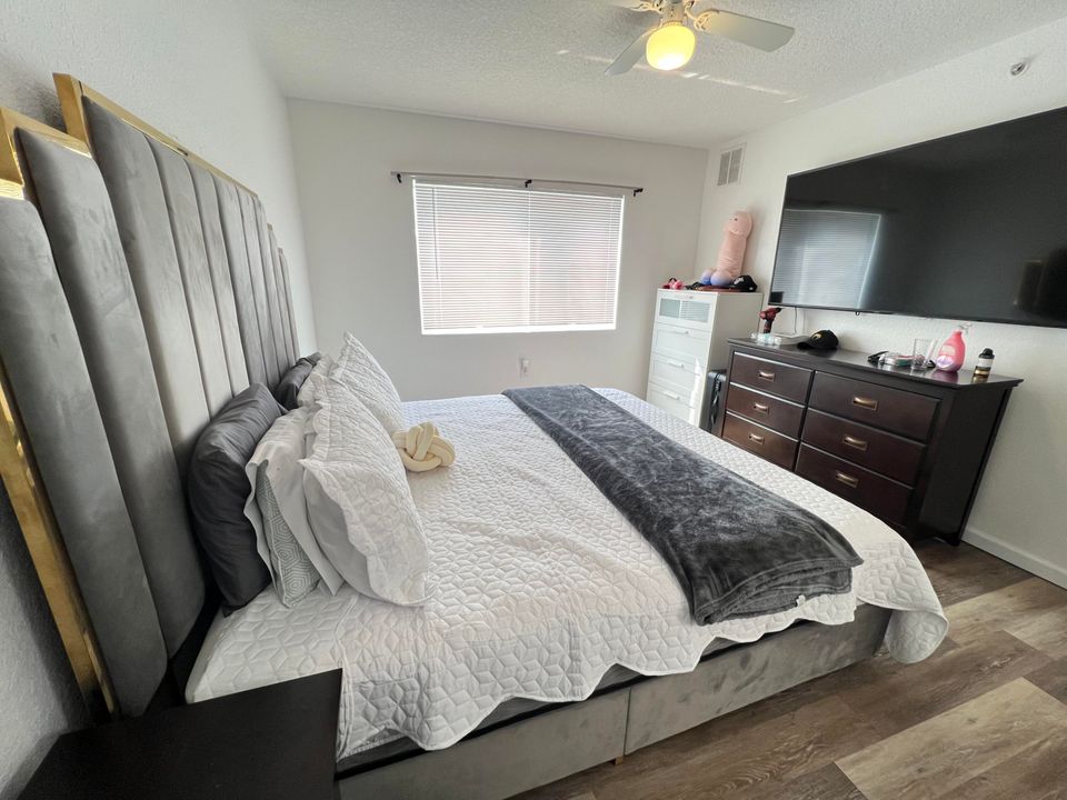 For Sale: $215,000 (2 beds, 2 baths, 1033 Square Feet)