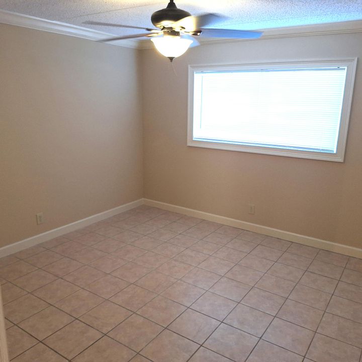 For Sale: $189,000 (2 beds, 1 baths, 825 Square Feet)