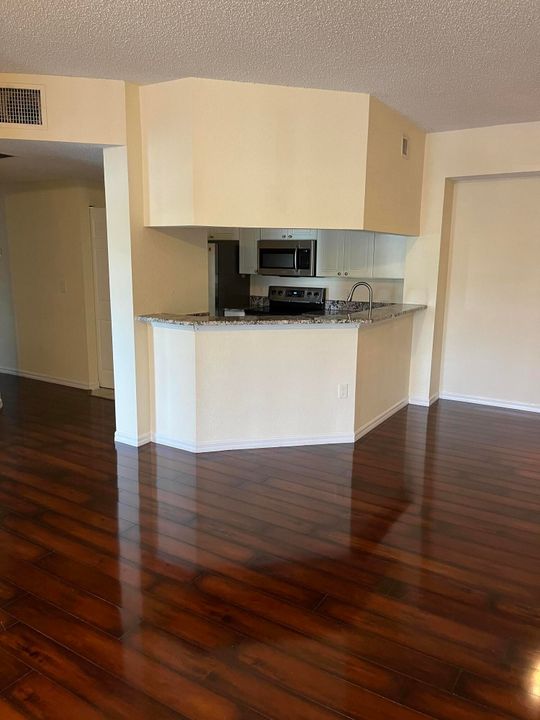 For Rent: $2,300 (2 beds, 1 baths, 987 Square Feet)