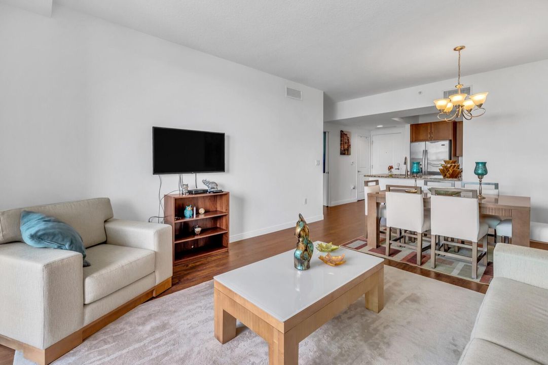 For Sale: $305,000 (1 beds, 1 baths, 838 Square Feet)