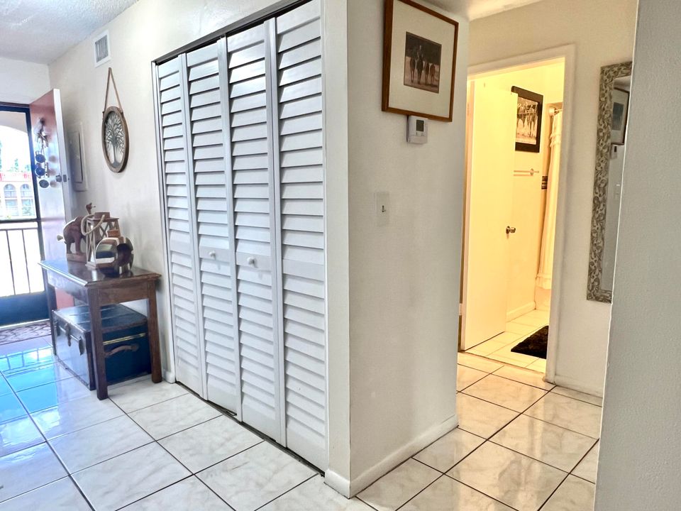 For Rent: $1,950 (2 beds, 1 baths, 728 Square Feet)