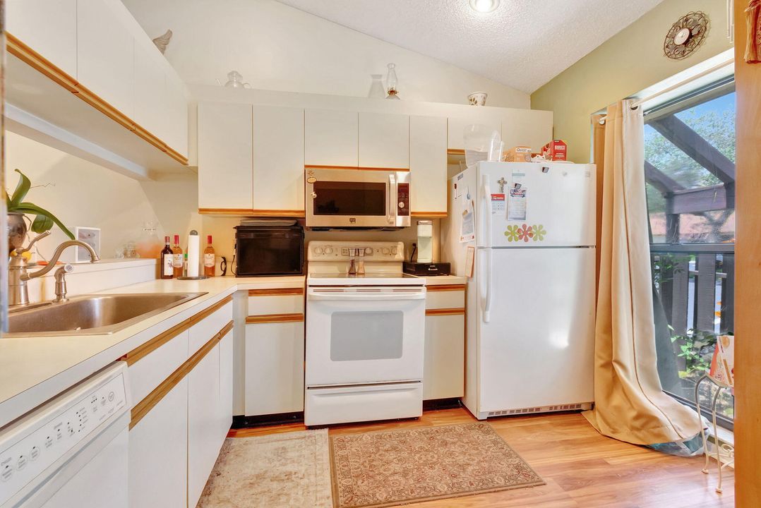 For Sale: $300,000 (2 beds, 2 baths, 998 Square Feet)