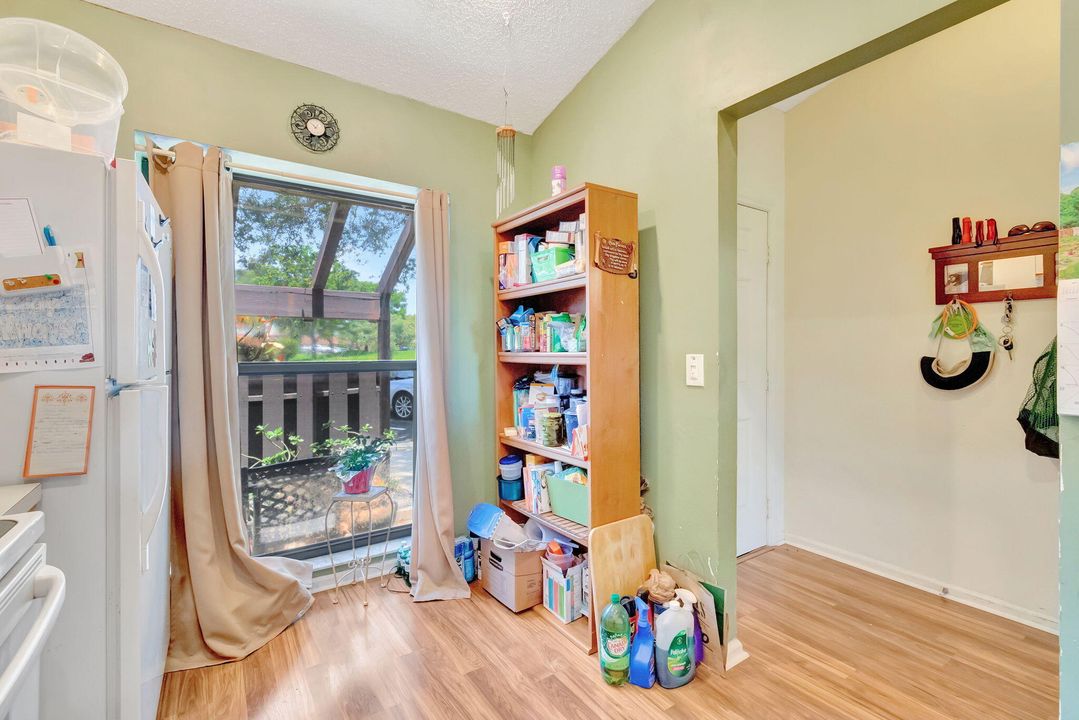 For Sale: $300,000 (2 beds, 2 baths, 998 Square Feet)