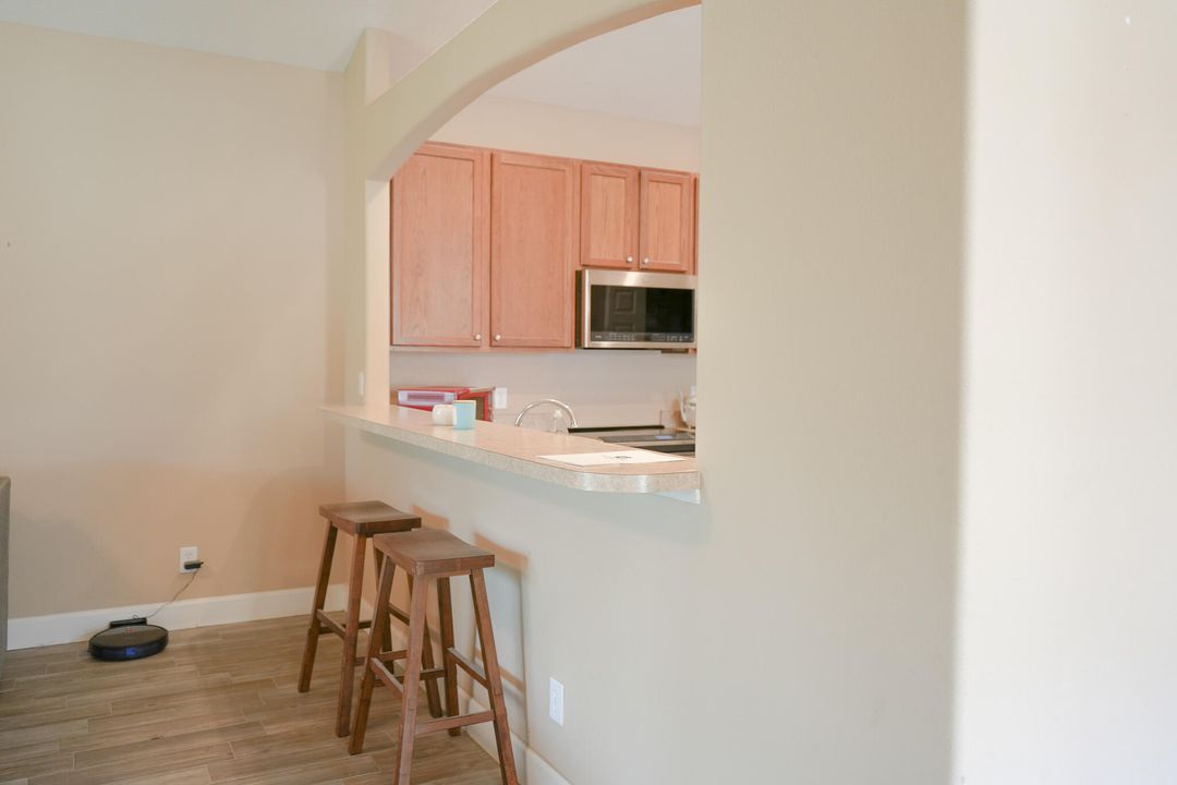 For Sale: $300,000 (2 beds, 2 baths, 1298 Square Feet)