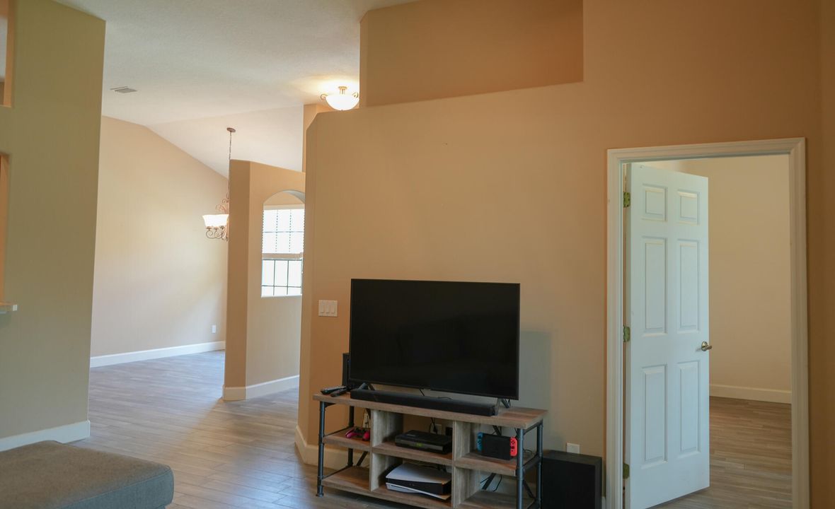 For Sale: $300,000 (2 beds, 2 baths, 1298 Square Feet)