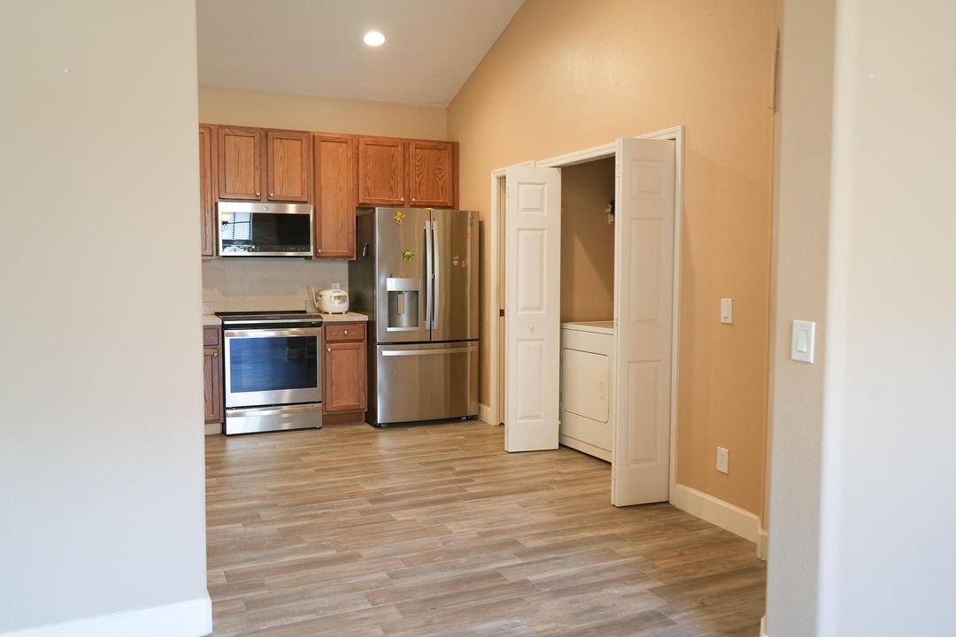 For Sale: $300,000 (2 beds, 2 baths, 1298 Square Feet)