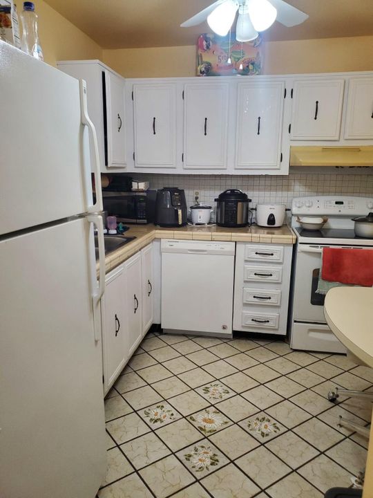 For Sale: $160,000 (1 beds, 1 baths, 900 Square Feet)