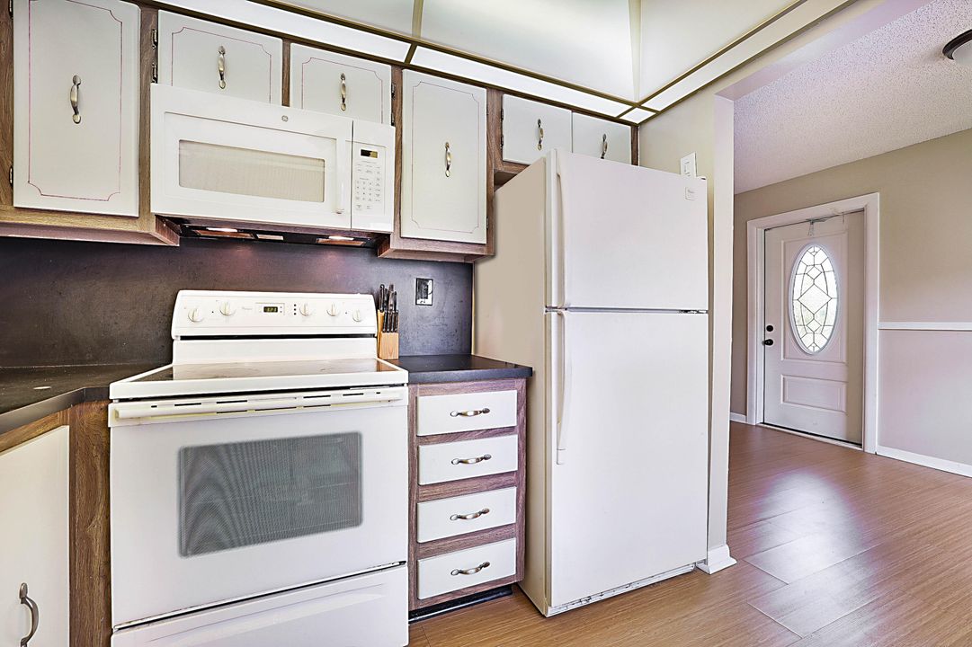 For Sale: $120,000 (2 beds, 2 baths, 907 Square Feet)