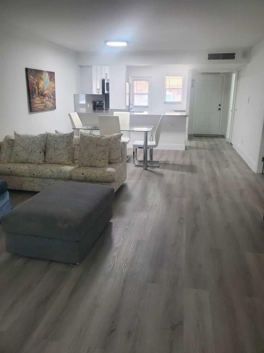 For Rent: $2,000 (1 beds, 1 baths, 1002 Square Feet)