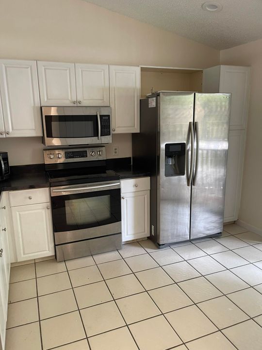 For Rent: $2,300 (2 beds, 2 baths, 1180 Square Feet)