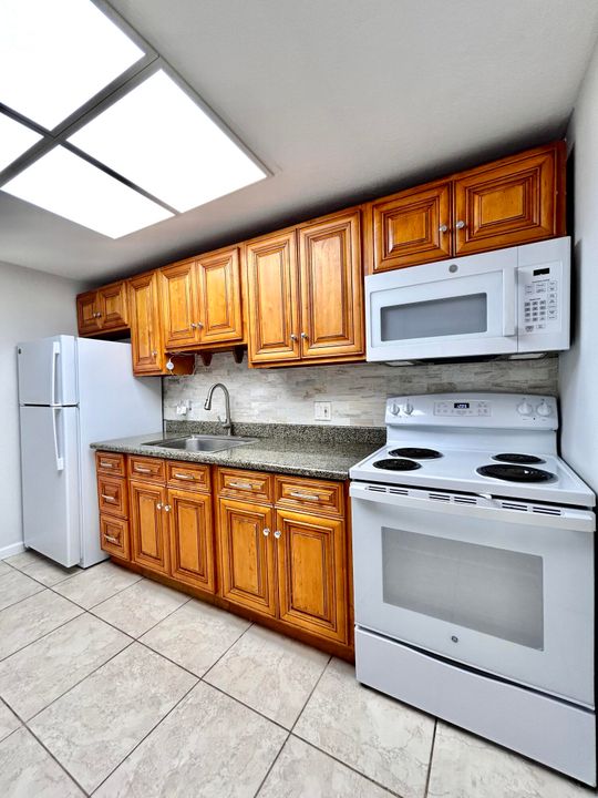 For Sale: $175,000 (1 beds, 1 baths, 550 Square Feet)