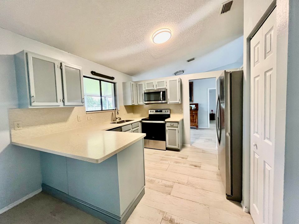 Active With Contract: $2,500 (3 beds, 2 baths, 1478 Square Feet)
