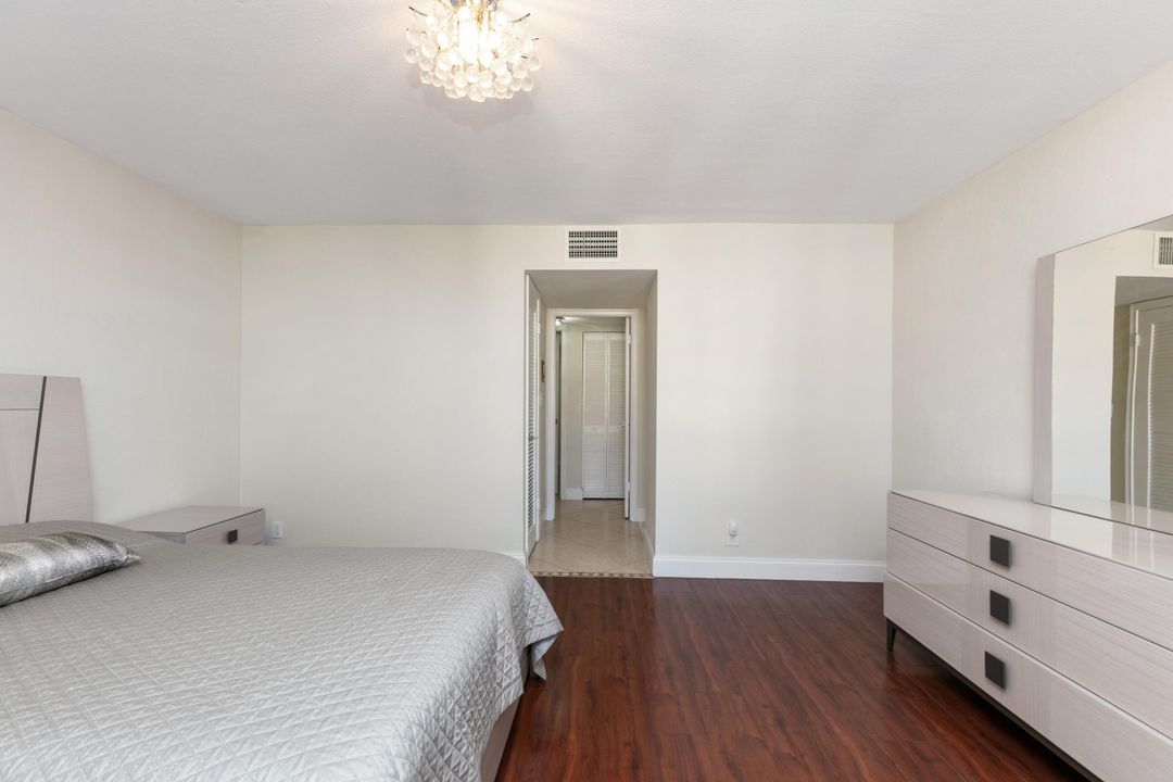 For Sale: $359,000 (1 beds, 1 baths, 940 Square Feet)