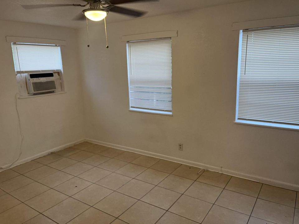 For Rent: $1,650 (2 beds, 1 baths, 720 Square Feet)