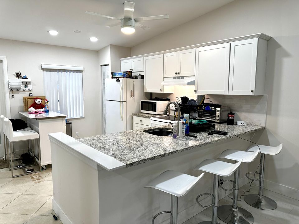 For Sale: $250,000 (2 beds, 2 baths, 1000 Square Feet)