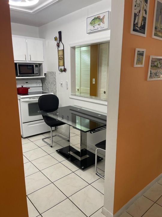 For Sale: $127,900 (1 beds, 1 baths, 901 Square Feet)