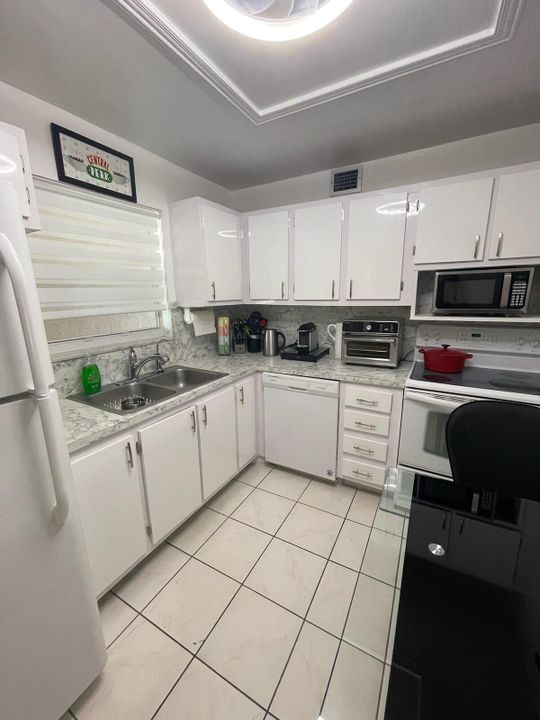 For Sale: $127,900 (1 beds, 1 baths, 901 Square Feet)