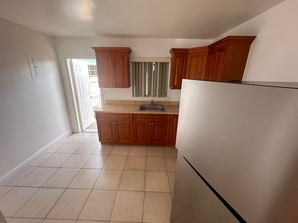 For Rent: $2,000 (2 beds, 1 baths, 840 Square Feet)