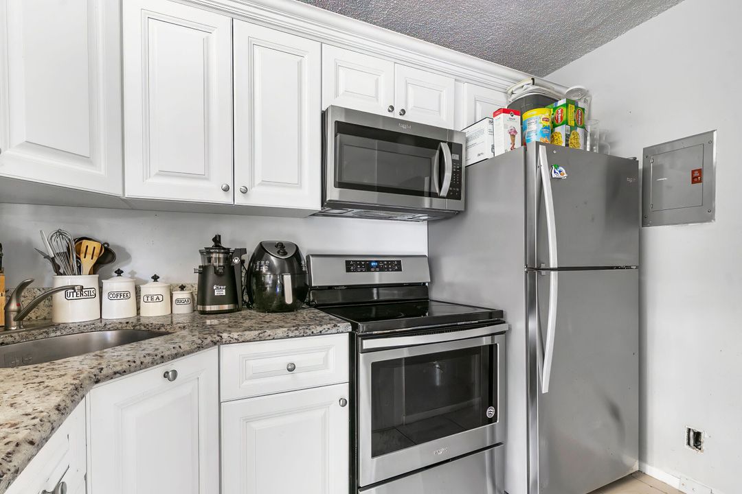 For Sale: $269,999 (2 beds, 2 baths, 1068 Square Feet)