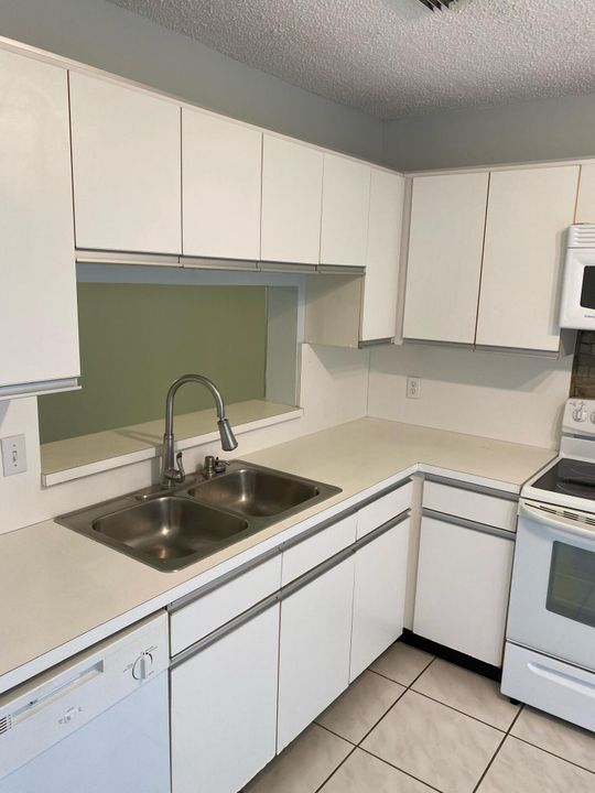 For Rent: $2,390 (2 beds, 2 baths, 1200 Square Feet)