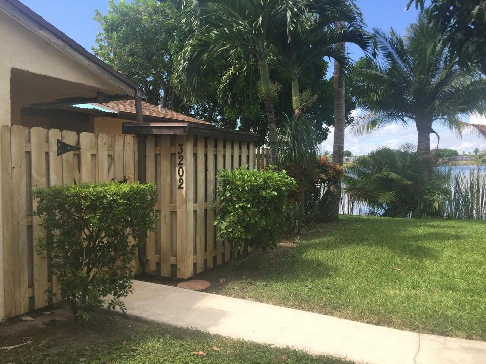 For Rent: $2,250 (2 beds, 2 baths, 951 Square Feet)