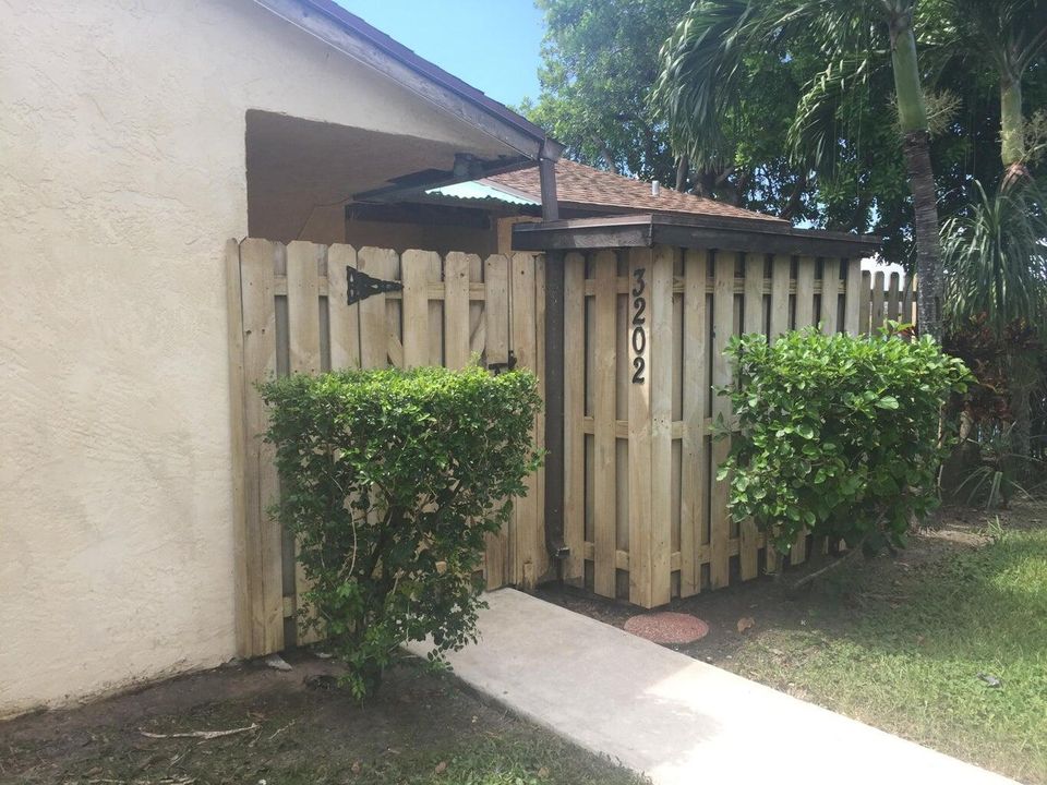 For Rent: $2,250 (2 beds, 2 baths, 951 Square Feet)