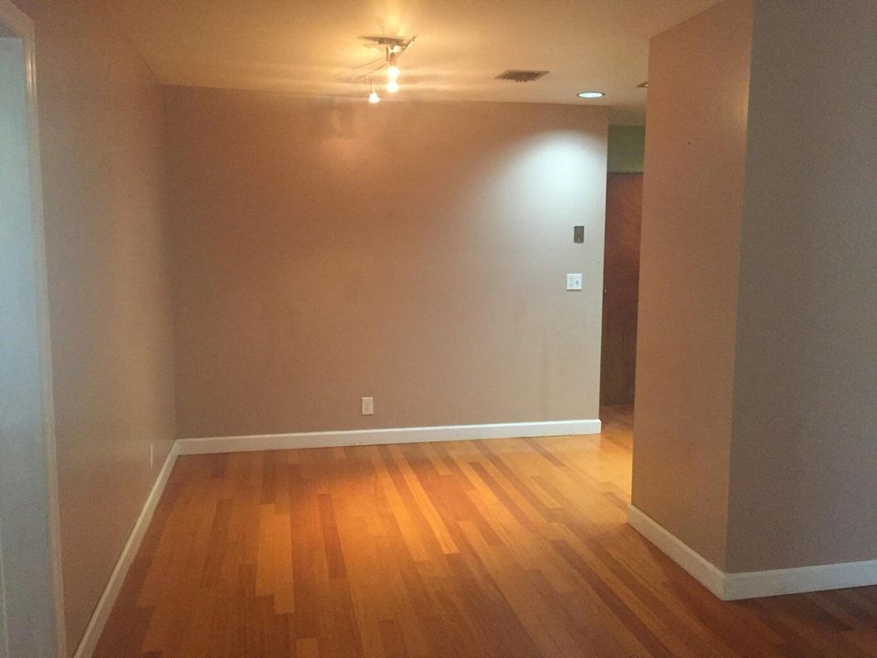 For Rent: $2,250 (2 beds, 2 baths, 951 Square Feet)