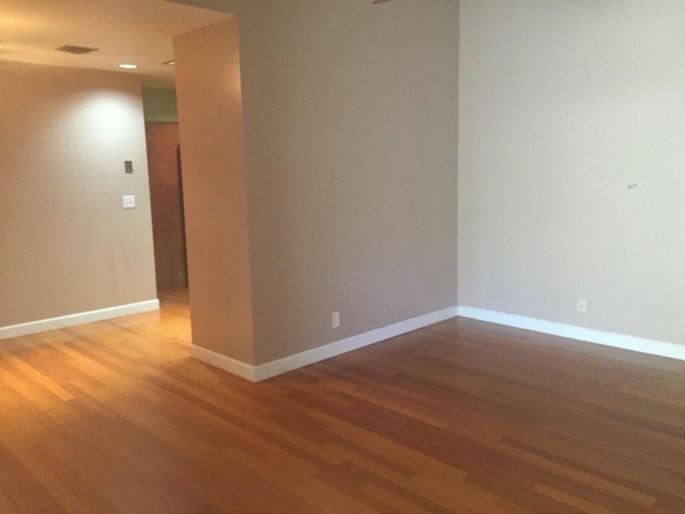 For Rent: $2,250 (2 beds, 2 baths, 951 Square Feet)