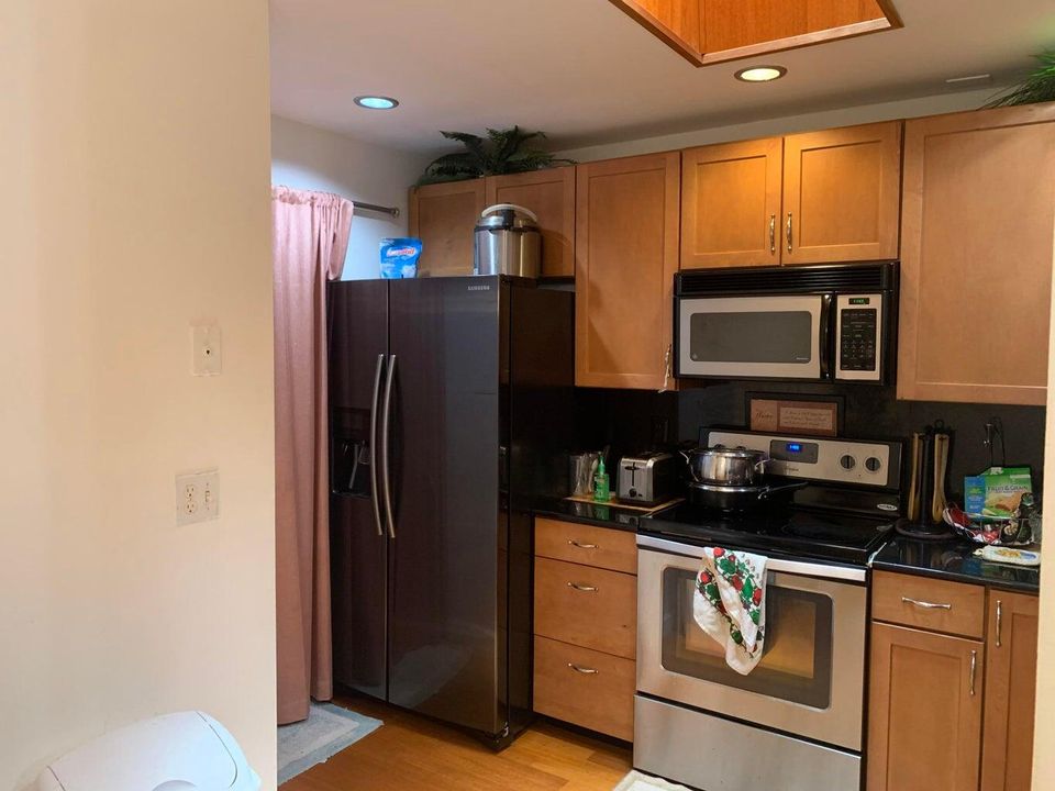 For Rent: $2,250 (2 beds, 2 baths, 951 Square Feet)