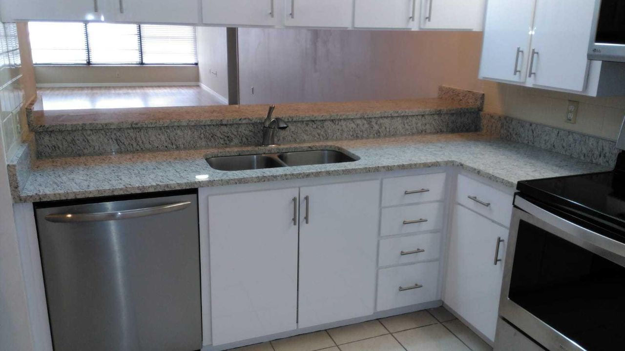 For Rent: $2,200 (2 beds, 2 baths, 1437 Square Feet)