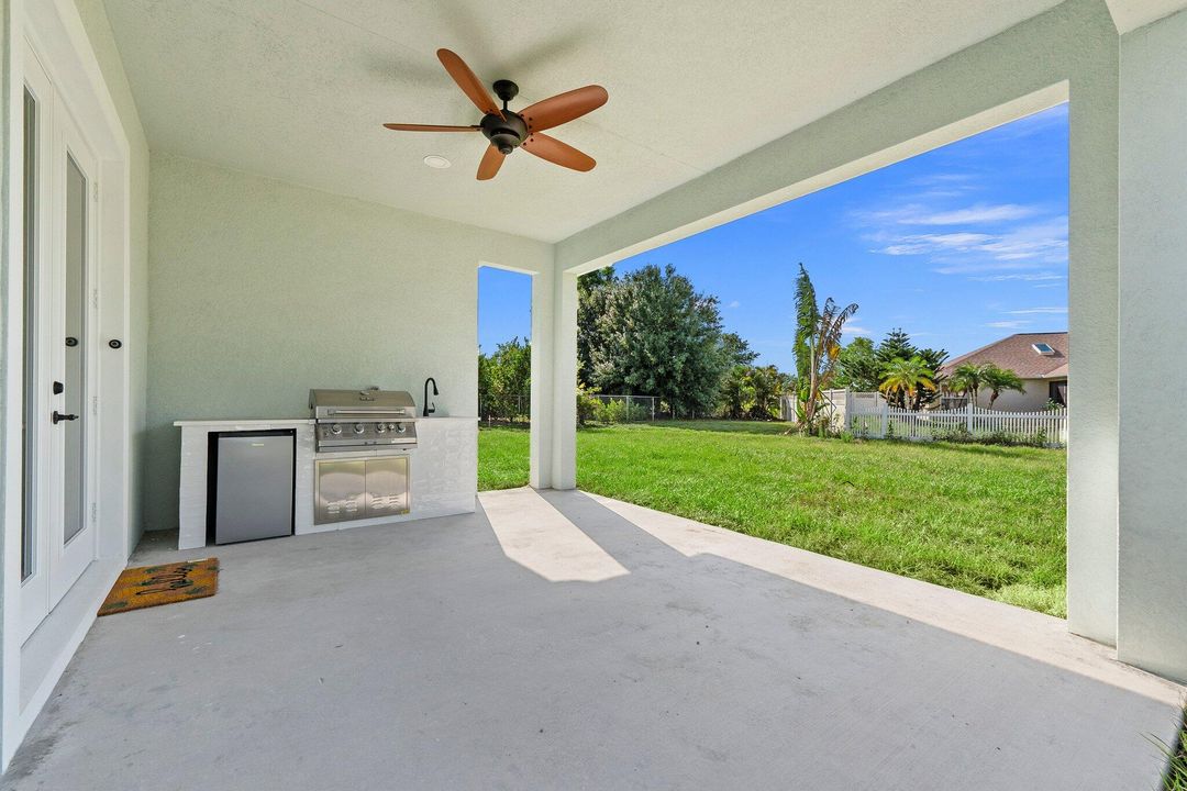 For Sale: $559,900 (4 beds, 2 baths, 2200 Square Feet)