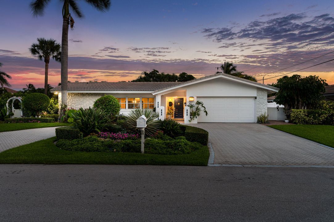 For Sale: $1,900,000 (4 beds, 2 baths, 1844 Square Feet)