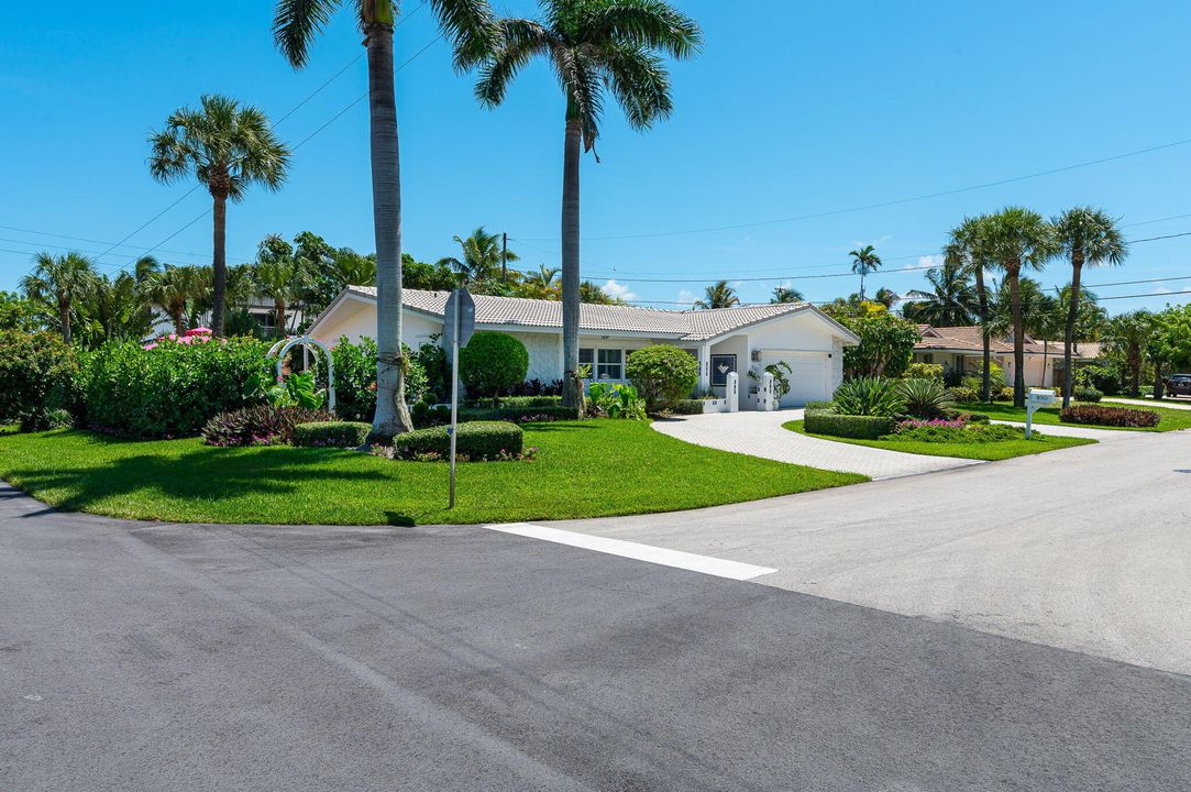 For Sale: $1,900,000 (4 beds, 2 baths, 1844 Square Feet)