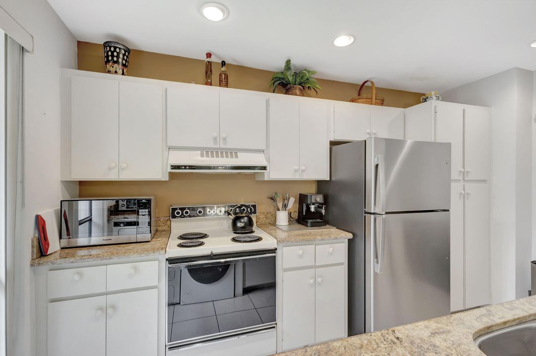 For Sale: $409,000 (2 beds, 2 baths, 1366 Square Feet)