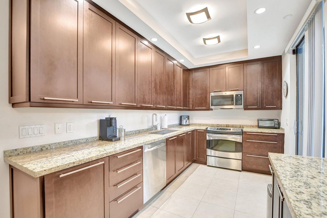 For Sale: $280,000 (2 beds, 2 baths, 1255 Square Feet)