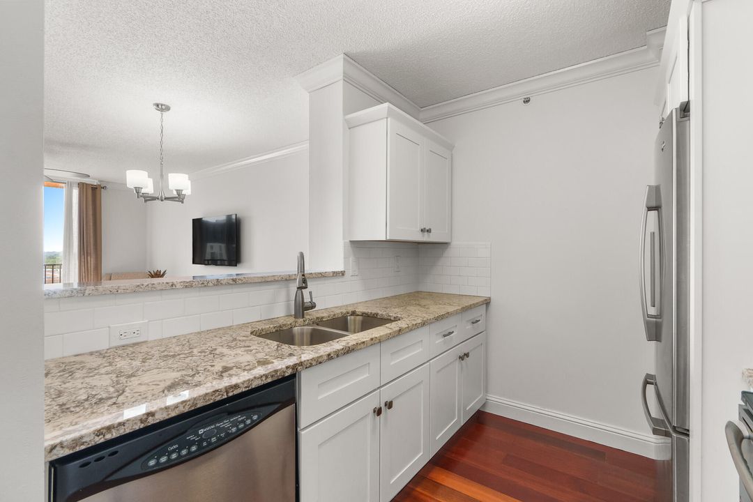 For Sale: $369,900 (1 beds, 1 baths, 705 Square Feet)