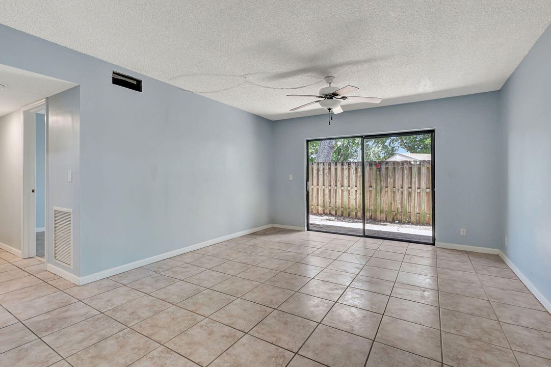 For Sale: $299,000 (2 beds, 2 baths, 1000 Square Feet)