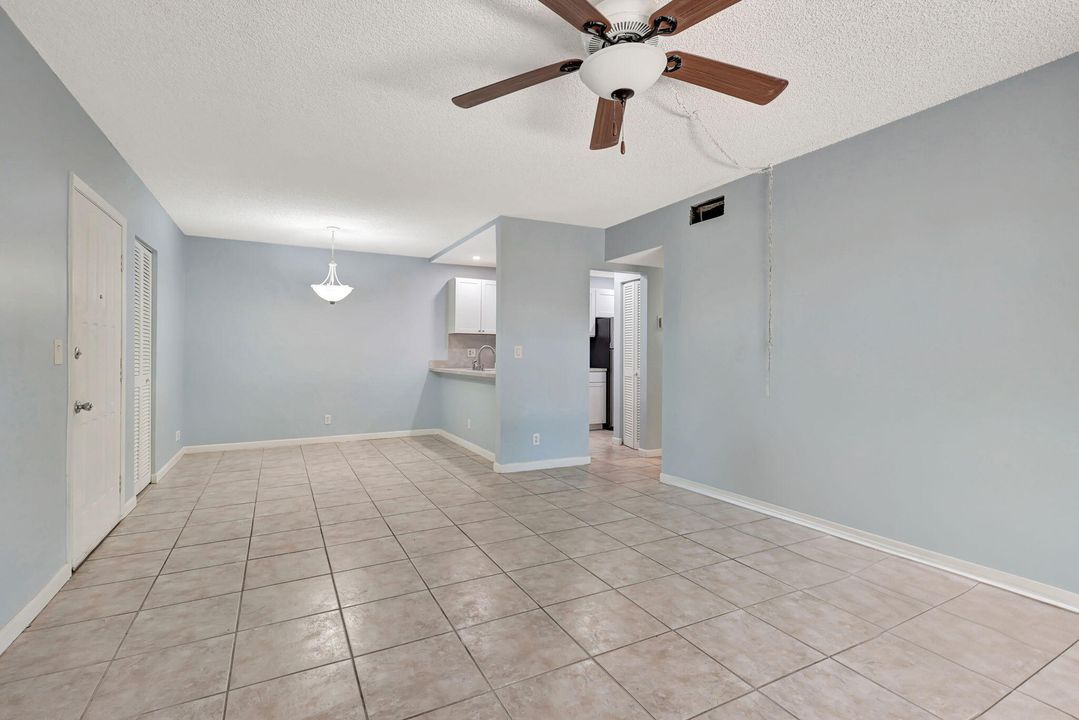 For Sale: $299,000 (2 beds, 2 baths, 1000 Square Feet)