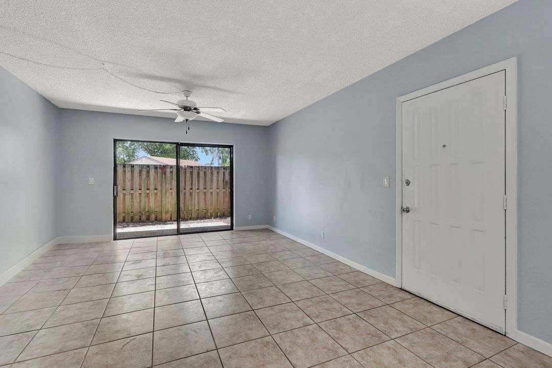 For Sale: $299,000 (2 beds, 2 baths, 1000 Square Feet)