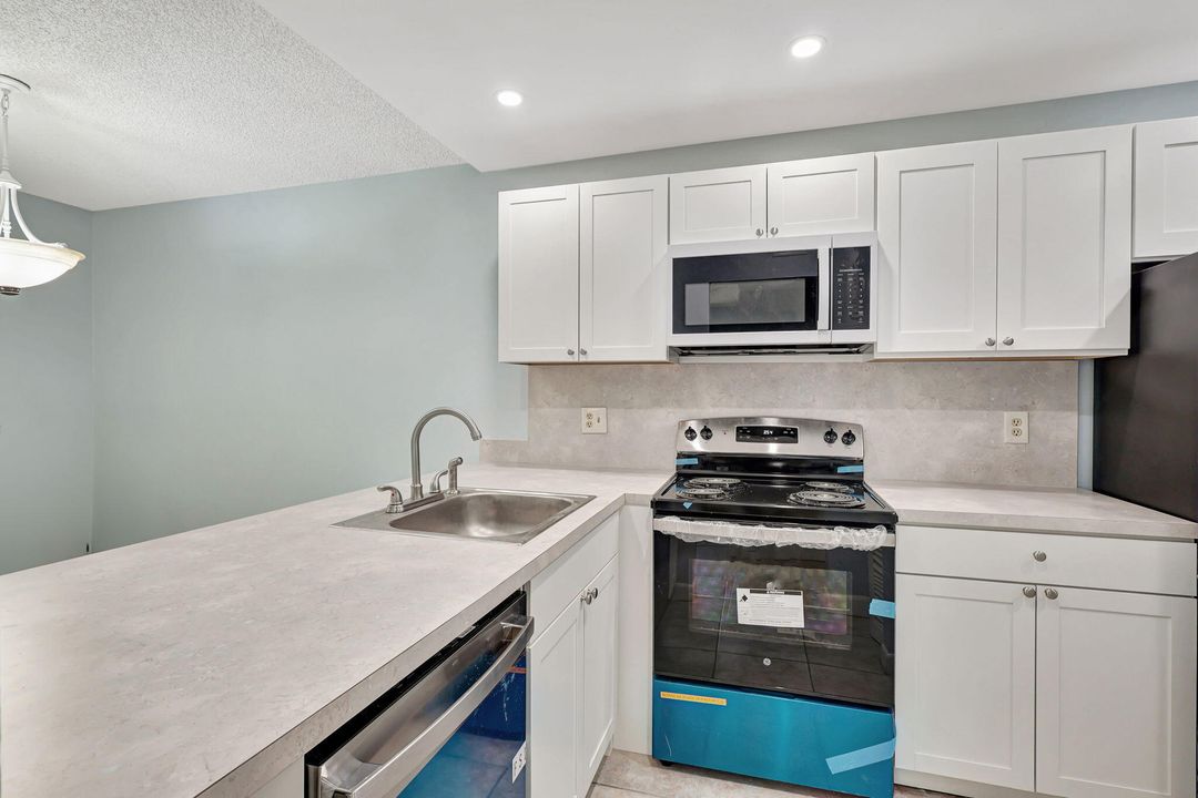 For Sale: $299,000 (2 beds, 2 baths, 1000 Square Feet)