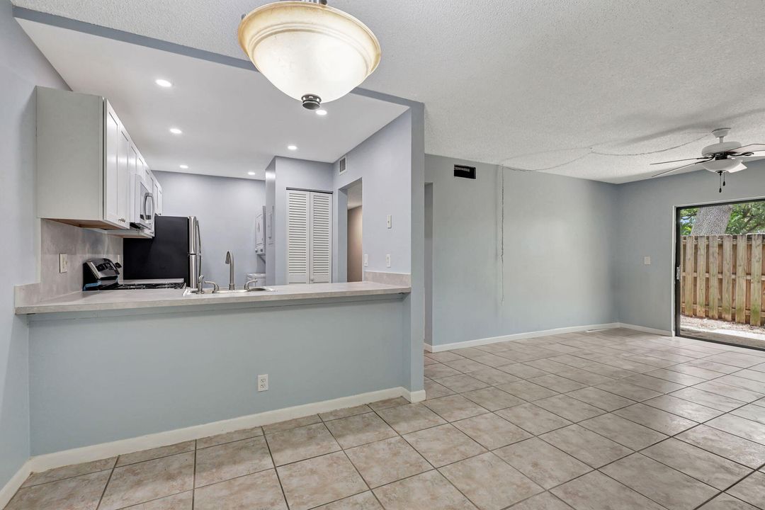 For Sale: $299,000 (2 beds, 2 baths, 1000 Square Feet)