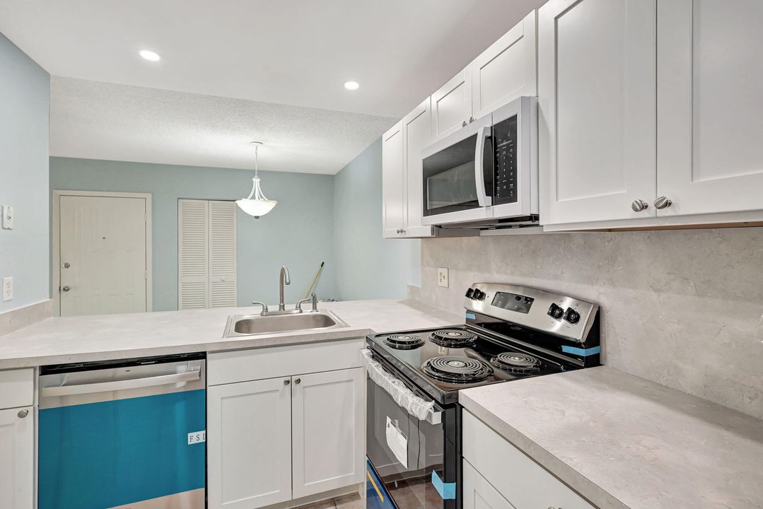 For Sale: $299,000 (2 beds, 2 baths, 1000 Square Feet)