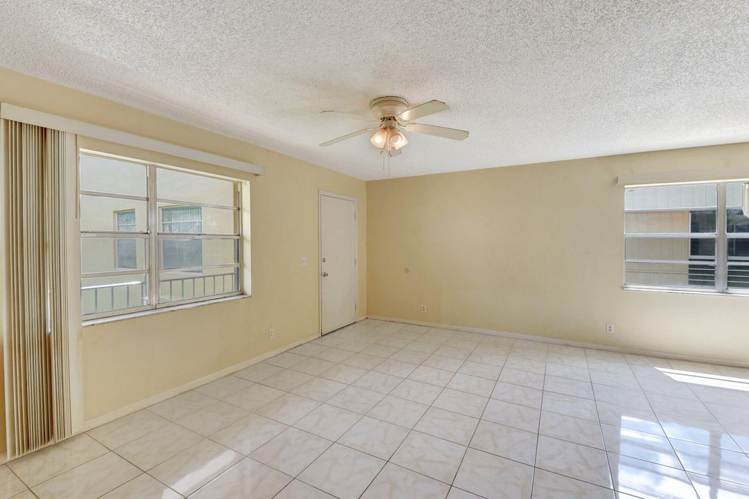 For Sale: $89,000 (1 beds, 1 baths, 760 Square Feet)